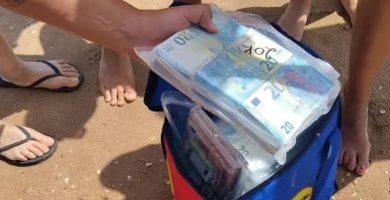 Lanzan miles de euros al mar frente a decenas de bañistas en Italia