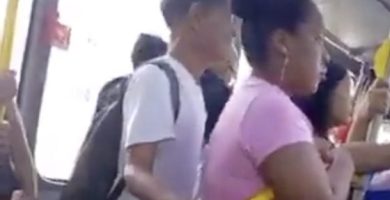 “Casi se lo roba”: adulto mayor es captado intentando sustraer celular en autobús
