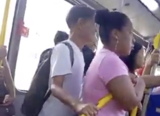 “Casi se lo roba”: adulto mayor es captado intentando sustraer celular en autobús