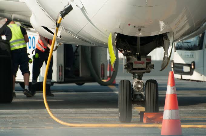 Viajeros aéreos temen que alza del combustible de avión genere aumento en precio de pasajes