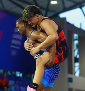 ¡El verdadero triunfo! Julio Rodríguez gana bronce y demuestra grandeza ayudando a su rival