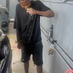 ¡Querer es poder! Sin pedir, joven con dificultad en uno de sus  brazos se gana la vida lavando vehículos