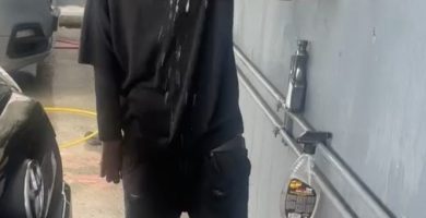¡Querer es poder! Sin pedir, joven con dificultad en uno de sus  brazos se gana la vida lavando vehículos