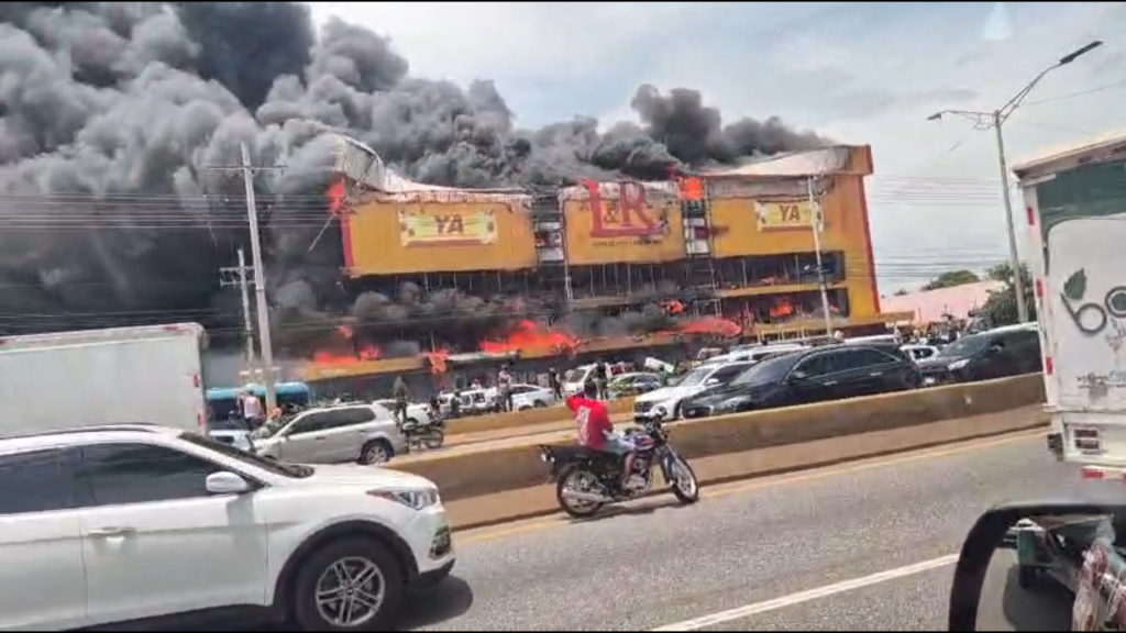 Incendio de gran magnitud consume tienda de muebles y electrodomésticos en Las Américas