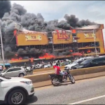 Incendio de gran magnitud consume tienda de muebles y electrodomésticos en Las Américas
