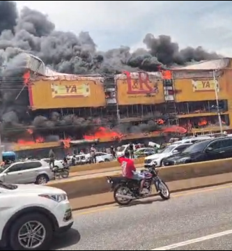 Incendio de gran magnitud consume tienda de muebles y electrodomésticos en Las Américas