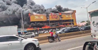 Incendio de gran magnitud consume tienda de muebles y electrodomésticos en Las Américas
