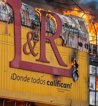 Autoridades controlan incendio en L&R Comercial; reportan 17 detenidos por saqueos