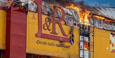 Autoridades controlan incendio en L&R Comercial; reportan 17 detenidos por saqueos