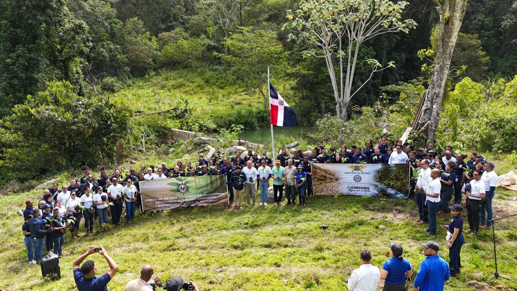 Siembran más de 1,000 plantas de manacla para proteger fuentes hídricas en Manabao
