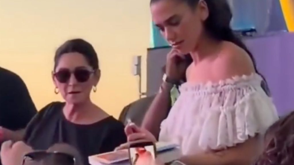 “¿Tengo una biografía?”: Dua Lipa queda sorprendida al ver un libro no autorizado sobre su vida