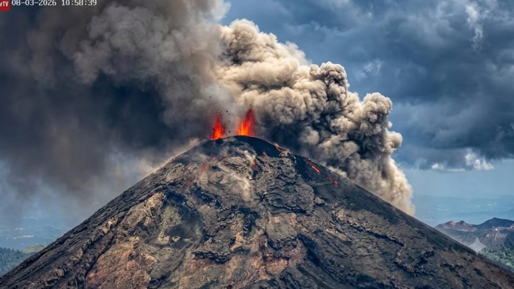Volcán de Fuego activa alerta naranja en Guatemala