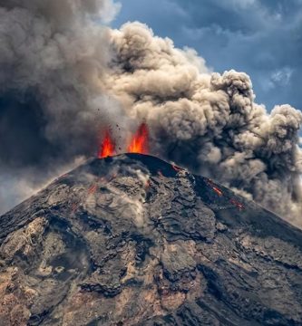 Volcán de Fuego activa alerta naranja en Guatemala