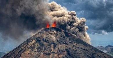 Volcán de Fuego activa alerta naranja en Guatemala