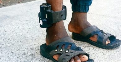 ICE coloca grilletes electrónicos a inmigrantes haitianos en Ohio tras cambios al TPS