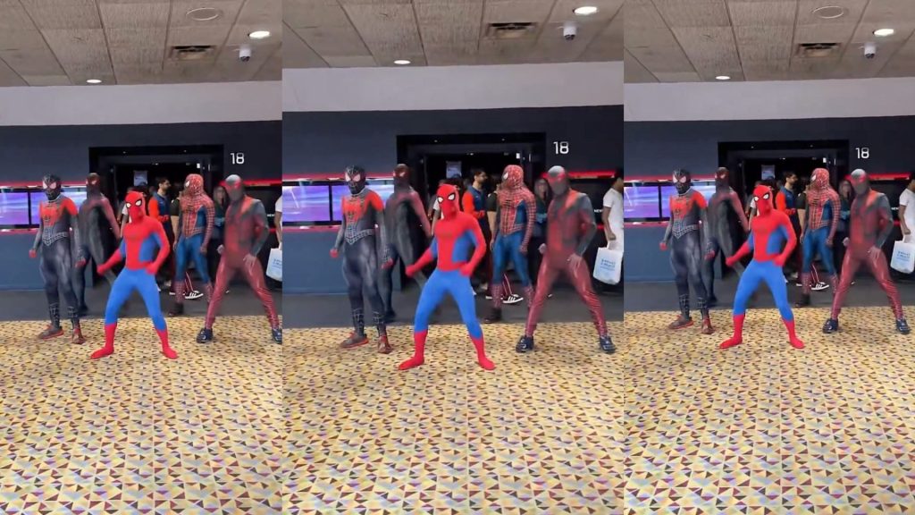 El final inesperado: cinco Spider-Man convierten la salida del cine en un espectáculo
