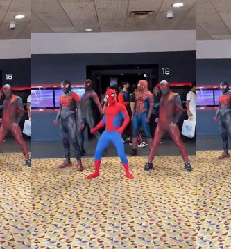 El final inesperado: cinco Spider-Man convierten la salida del cine en un espectáculo