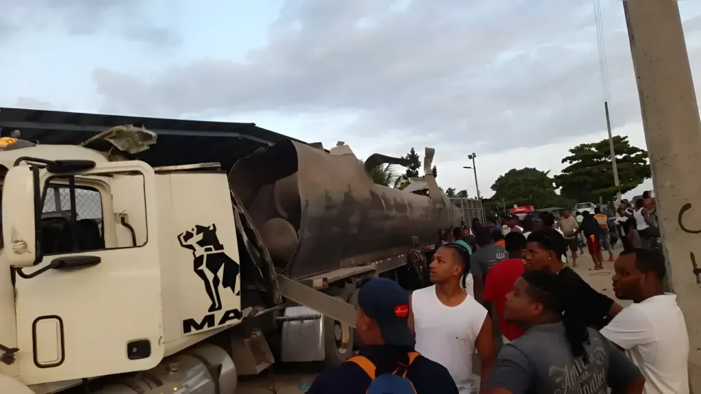 Incidente con camión tanquero deja saldo lamentable en Haina