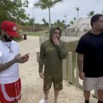 Anuel AA recibe concierto improvisado de sus fanáticos durante visita a RD