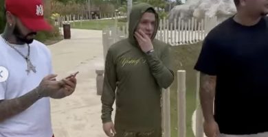Anuel AA recibe concierto improvisado de sus fanáticos durante visita a RD