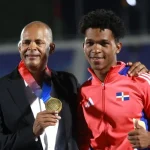 Yeral Núñez conquista oro en los 400 metros con vallas y entrega su medalla a Félix Sánchez, su mentor