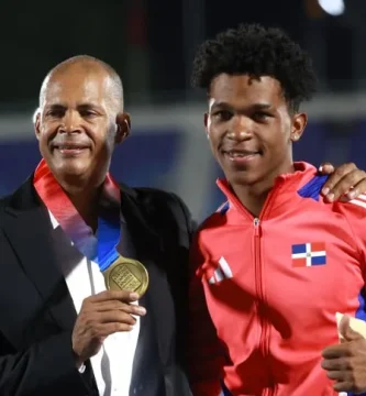 Yeral Núñez conquista oro en los 400 metros con vallas y entrega su medalla a Félix Sánchez, su mentor