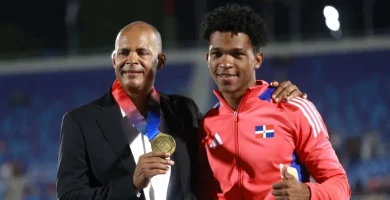 Yeral Núñez conquista oro en los 400 metros con vallas y entrega su medalla a Félix Sánchez, su mentor