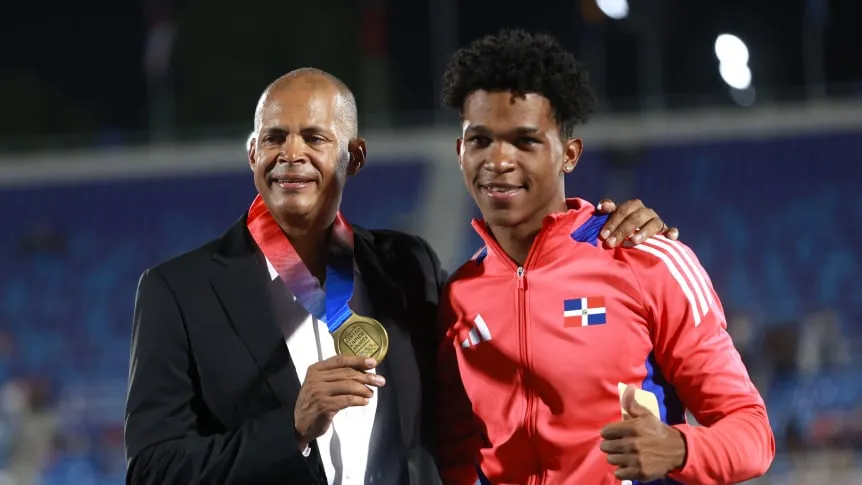 Yeral Núñez conquista oro en los 400 metros con vallas y entrega su medalla a Félix Sánchez, su mentor