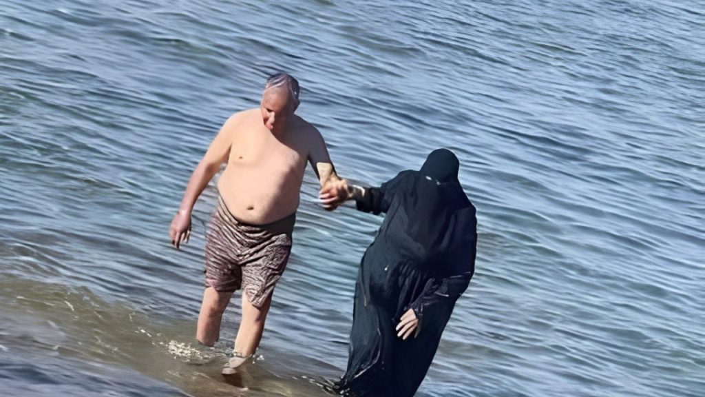 Pareja musulmana llama la atención en la playa