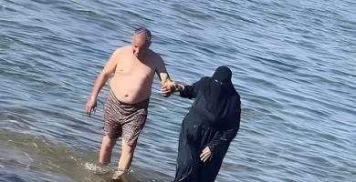 Pareja musulmana llama la atención en la playa