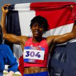 Bajo la lluvia y con emoción: Raquel Arbaje apoya triunfo de Marileidy Paulino