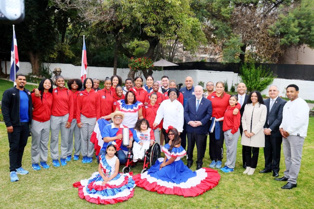 Embajada Dominicana y comunidad en Chile reciben  a las Princesas del Caribe