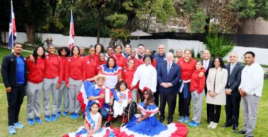 Embajada Dominicana y comunidad en Chile reciben  a las Princesas del Caribe
