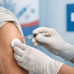EE.UU. aprueba 1.ª vacuna antigripal de ARN mensajero para adultos mayores