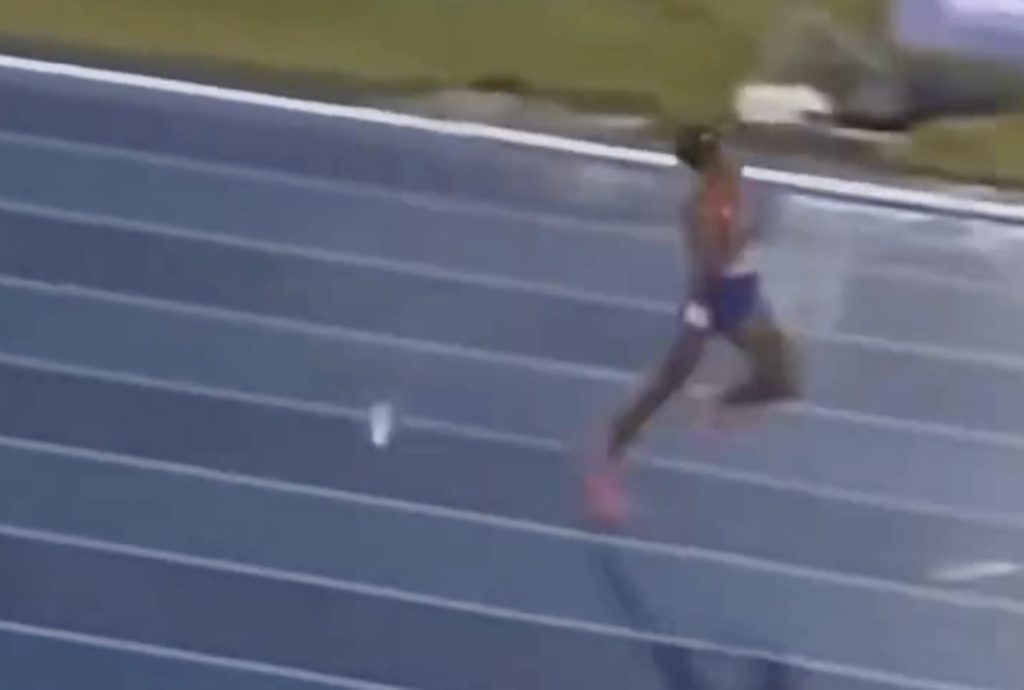 ¡Botella a la pista! Indignación por lanzamiento durante competencia que ganó Marileidy Paulino