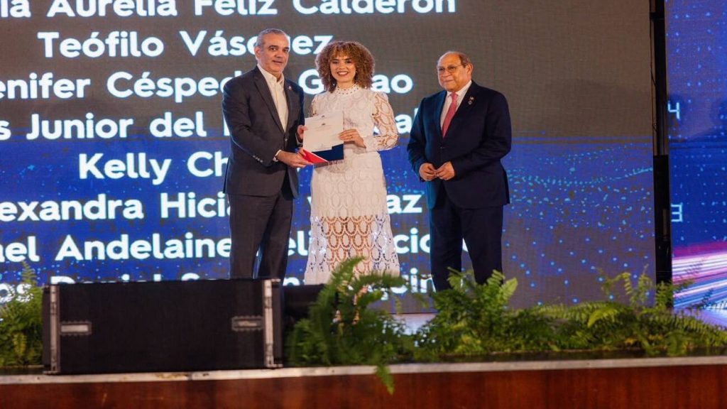 Abinader entrega 1,500 becas y anuncia 5,000 más para estudiantes dominicanos