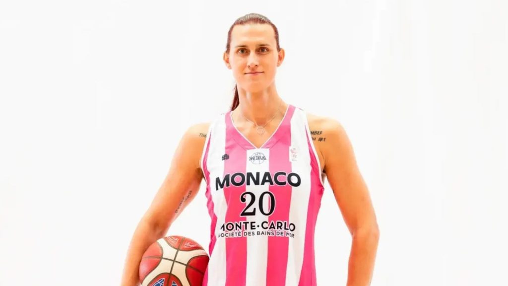 Jugadora trans arrasa en el baloncesto francés y desata un intenso debate deportivo