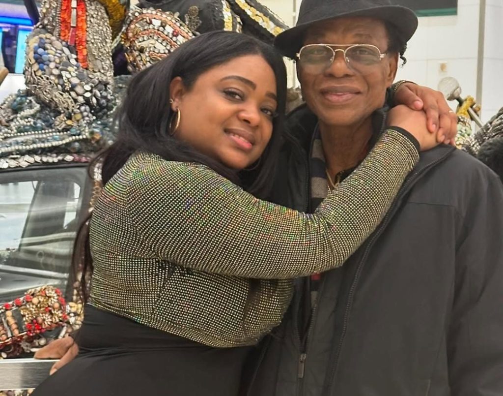 En el cementerio: Hija de Félix Cumbé celebra cumpleaños del artista