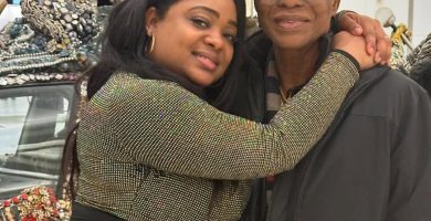 En el cementerio: Hija de Félix Cumbé celebra cumpleaños del artista