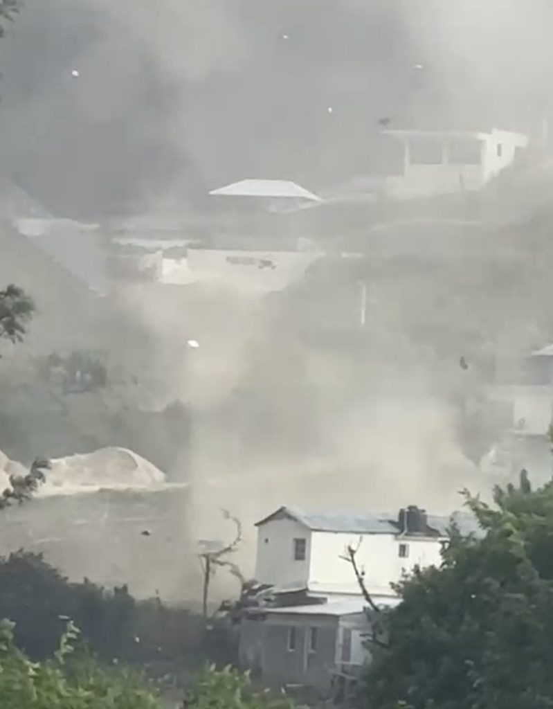 “Esto casi me lo llevó todo”: Residentes narran momentos de angustia durante remolino de viento en Constanza