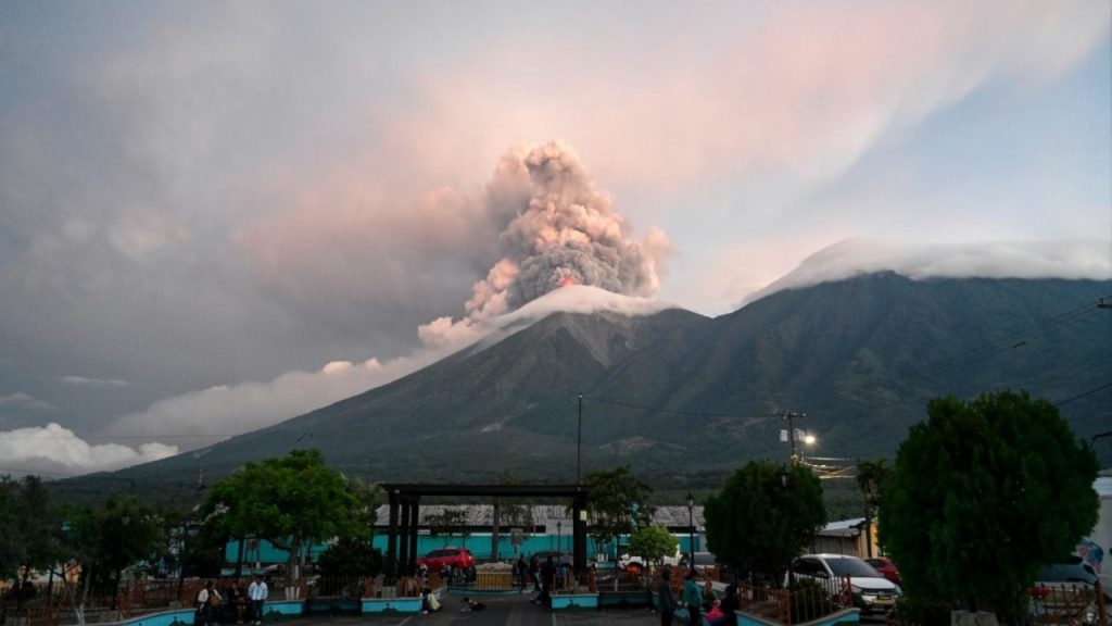 Volcán de Fuego reduce su actividad en Guatemala