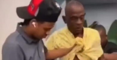 Hombre mayor es detenido por varias personas tras sustraer un pote de ron