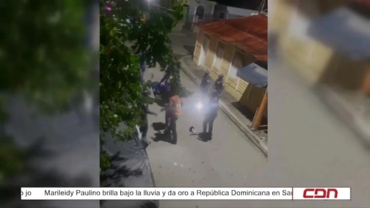 Alarmante incidente entre hombre y grupo de oficiales en Santo Domingo