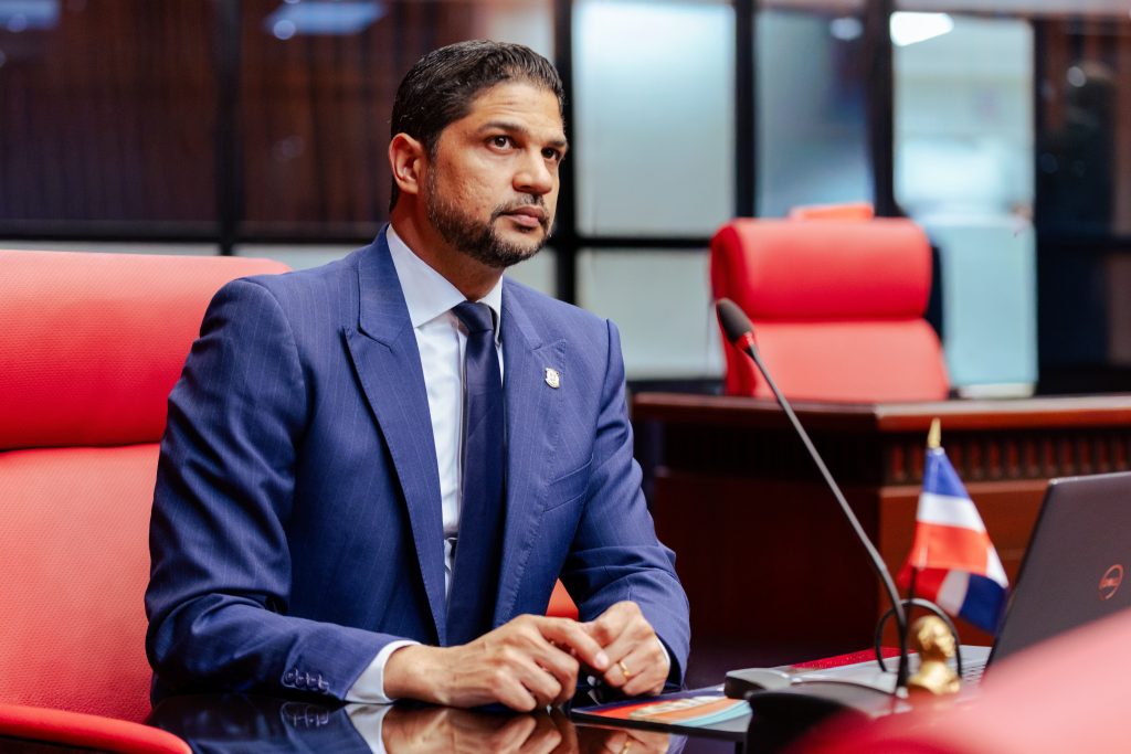 Senador Gustavo Lara aclara que desde 2022 no tiene participación societaria, administrativa ni comercial en GESPRO