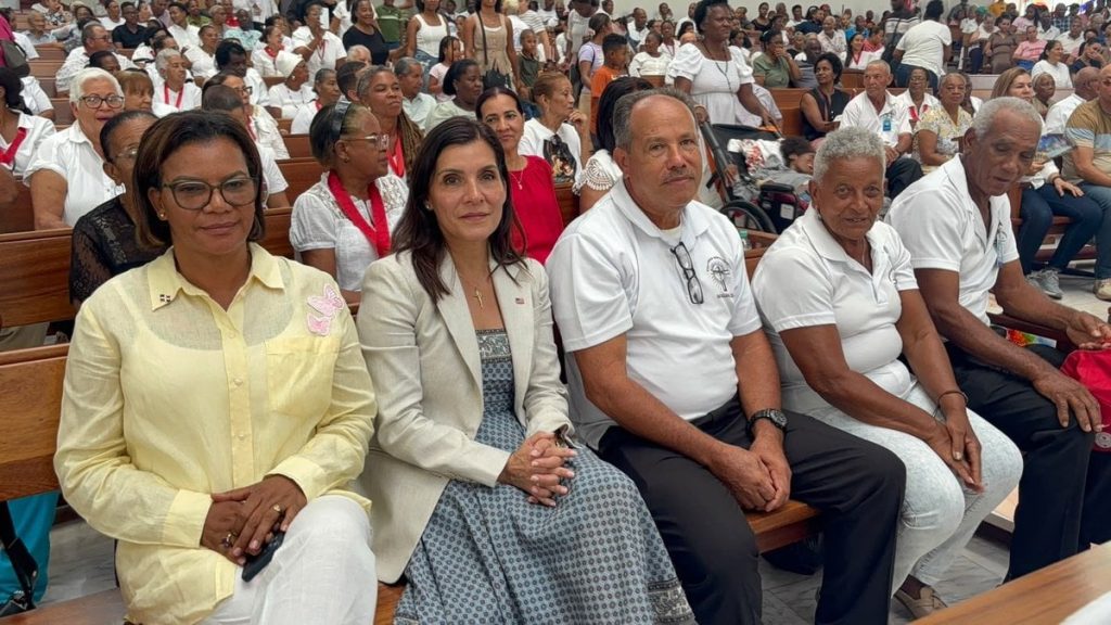Embajadora de EE. UU. visita Santuario Nacional Santo Cristo de los Milagros en Bayaguana