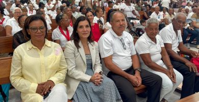 Embajadora de EE. UU. visita Santuario Nacional Santo Cristo de los Milagros en Bayaguana