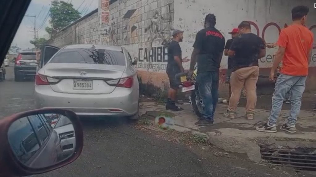 Conductor Impacta poste de luz al tratar de impedir atraco
