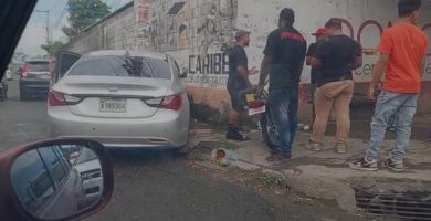 Conductor Impacta poste de luz al tratar de impedir atraco