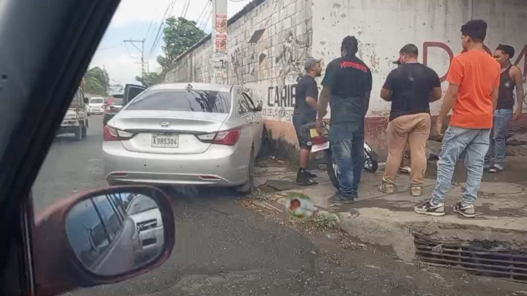 Conductor choca contra poste al intentar detener a presunto atracador en La Toronja