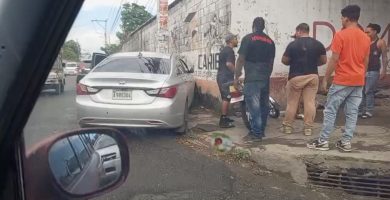 Conductor choca contra poste al intentar detener a presunto atracador en La Toronja